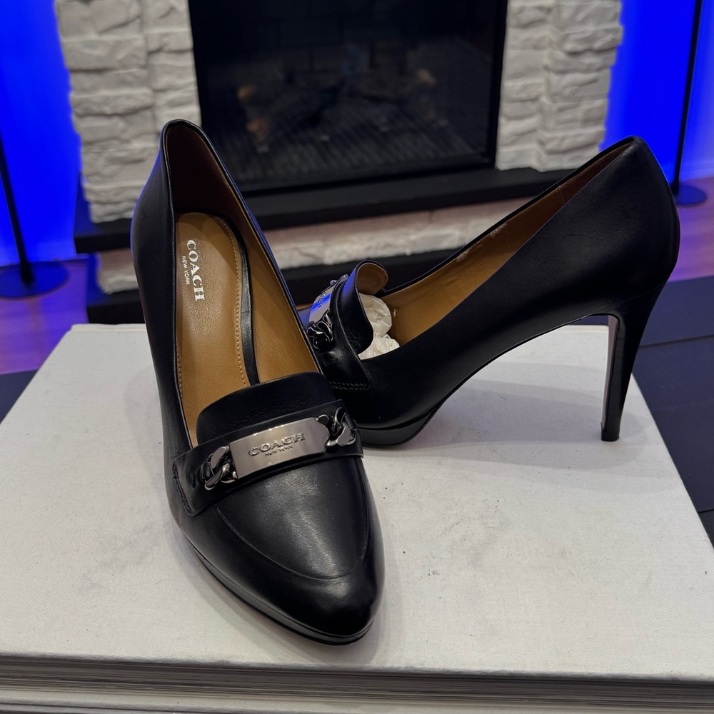 📦SOLD📦Coach Garden black Semi Matte Calf pumps with silver-tone chain detail.